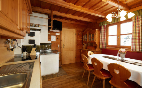 Gemütliche Küche und Essbereich in der Almhütte Wagrain mit Holzofen, Urlaub in Salzburg