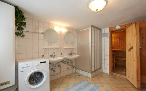 Modernes Bad mit Sauna, Dusche, Waschmaschine in der Almhütte Wagrain, Selbstversorgerhütte