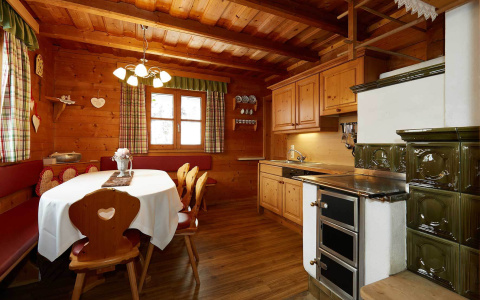 Gemütliche Almhütte Wagrain mit Holzdecke, Kachelofen, Essbereich und Küche für Natururlaub